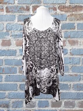 Lavish Plus size 2X 3/4 Sleeves Top Black and White Design
